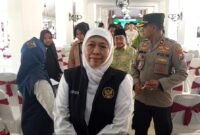 Gubenur Jatim Khofifah Indar Parawansa memberikan keterangan pers usai memimpin rakor penanganan wabah campak di Keraton Sumenep. (DOK. KLIKMADURA)