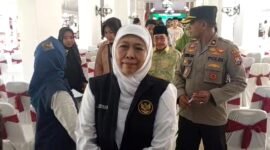 Gubenur Jatim Khofifah Indar Parawansa memberikan keterangan pers usai memimpin rakor penanganan wabah campak di Keraton Sumenep. (DOK. KLIKMADURA)