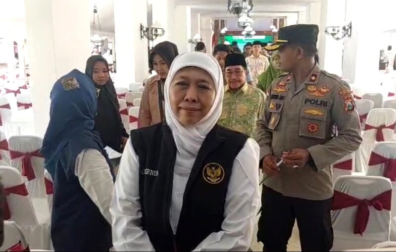 Gubenur Jatim Khofifah Indar Parawansa memberikan keterangan pers usai memimpin rakor penanganan wabah campak di Keraton Sumenep. (DOK. KLIKMADURA)