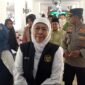 Gubenur Jatim Khofifah Indar Parawansa memberikan keterangan pers usai memimpin rakor penanganan wabah campak di Keraton Sumenep. (DOK. KLIKMADURA)