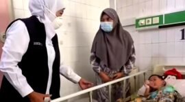 Gubernur Jatim Khofifah Indar Parawansa saat menjenguk pasien campak di RSUD Dr. H. Moh. Anwar Sumenep. (DOK. KLIKMADURA)
