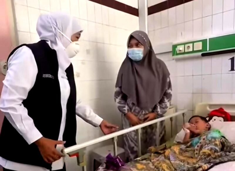 Gubernur Jatim Khofifah Indar Parawansa saat menjenguk pasien campak di RSUD Dr. H. Moh. Anwar Sumenep. (DOK. KLIKMADURA)