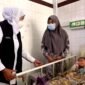 Gubernur Jatim Khofifah Indar Parawansa saat menjenguk pasien campak di RSUD Dr. H. Moh. Anwar Sumenep. (DOK. KLIKMADURA)