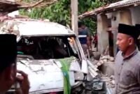 Warga Dusun Tambaagung, Desa Tambaagung Tengah, Kecamatan Ambunten melihat kondisi rumah dan mobil usia terjadi ledakan. (ISTIMEWA)