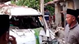 Warga Dusun Tambaagung, Desa Tambaagung Tengah, Kecamatan Ambunten melihat kondisi rumah dan mobil usia terjadi ledakan. (ISTIMEWA)