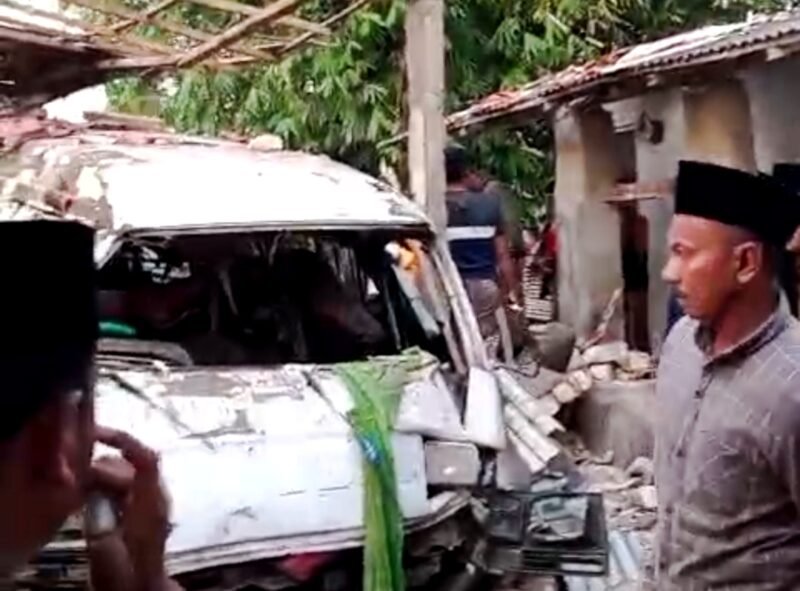 Warga Dusun Tambaagung, Desa Tambaagung Tengah, Kecamatan Ambunten melihat kondisi rumah dan mobil usia terjadi ledakan. (ISTIMEWA)
