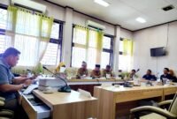 Sejumlah wali murid menyampaikan aspirasi terkait dapodik SDIT Al-Uswah di hadapan anggota Komisi IV DPRD Pamekasan. (LAILIYATUN NURIYAH / KLIKMADURA)