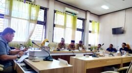 Sejumlah wali murid menyampaikan aspirasi terkait dapodik SDIT Al-Uswah di hadapan anggota Komisi IV DPRD Pamekasan. (LAILIYATUN NURIYAH / KLIKMADURA)