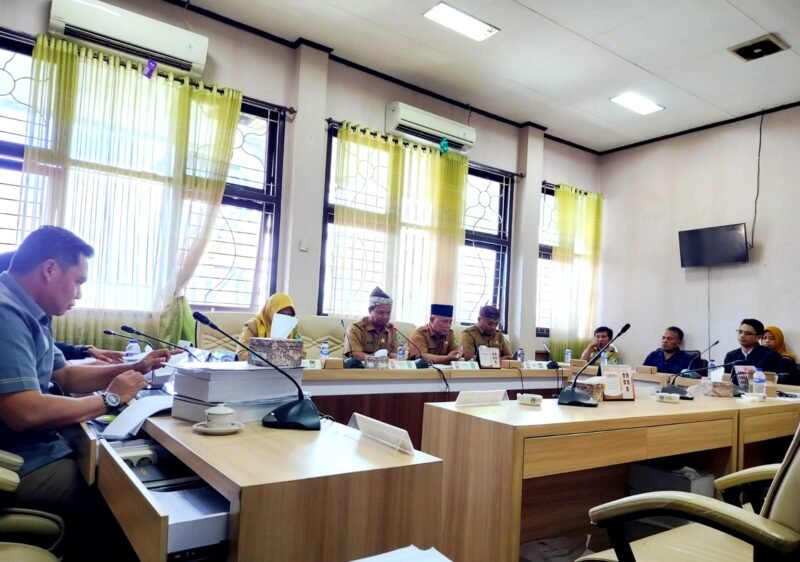 Sejumlah wali murid menyampaikan aspirasi terkait dapodik SDIT Al-Uswah di hadapan anggota Komisi IV DPRD Pamekasan. (LAILIYATUN NURIYAH / KLIKMADURA)