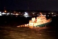 Kondisi Kapal CB Tunas Terafulk 1 saat berada di perairan Desa Kramat, Kecamatan Tlanakan dengan air masuk sekitar 45 persen. (ISTIMEWA)