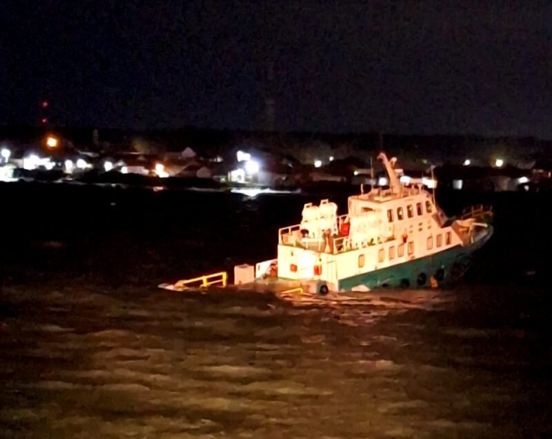 Kondisi Kapal CB Tunas Terafulk 1 saat berada di perairan Desa Kramat, Kecamatan Tlanakan dengan air masuk sekitar 45 persen. (ISTIMEWA)