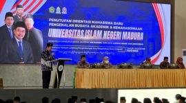 Rektor UIN Madura, Dr. Saiful Hadi menyampaikan sambutan di hadapan ribuan mahasiswa baru saat kegiatan PBAK.