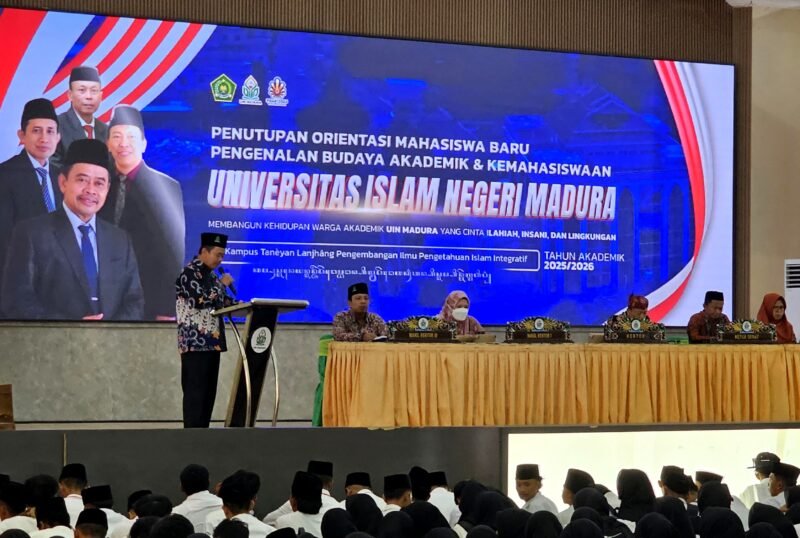 Rektor UIN Madura, Dr. Saiful Hadi menyampaikan sambutan di hadapan ribuan mahasiswa baru saat kegiatan PBAK.