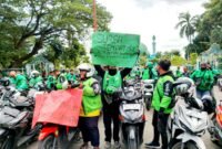 Ratusan driver ojol saat melakukan aksi solidaritas di sekitar Taman Arek Lancor Pamekasan. (MOH. IQBALUL KHAVEI MZ / KLIKMADURA)