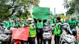 Ratusan driver ojol saat melakukan aksi solidaritas di sekitar Taman Arek Lancor Pamekasan. (MOH. IQBALUL KHAVEI MZ / KLIKMADURA)