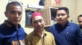 Ketua DPD Tani Merdeka Indonesia Pamekasan, Basri (kanan) foto bersama keluarga almarhum Affan Kurniawan. (ISTIMEWA)