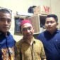 Ketua DPD Tani Merdeka Indonesia Pamekasan, Basri (kanan) foto bersama keluarga almarhum Affan Kurniawan. (ISTIMEWA)