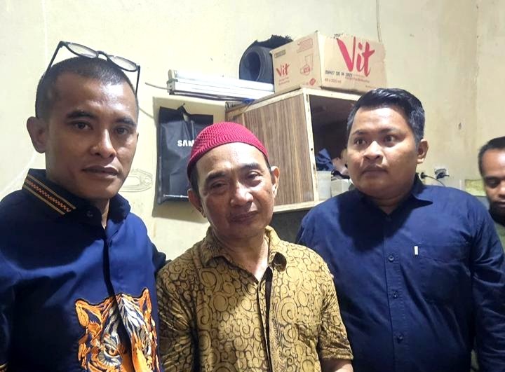 Ketua DPD Tani Merdeka Indonesia Pamekasan, Basri (kanan) foto bersama keluarga almarhum Affan Kurniawan. (ISTIMEWA)