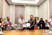 Ketua Program Studi (Prodi) Magister Biomedik FK UNISSULA, Dr. dr. Eko Setiawan, Sp.B ,. FINANCS (kiri pakai batik) serah terima berkas MoU dengan Ketua PERDESTI Pusat, dr. Hendry Hartono, M.Kes (Est) (hitam) di gedung pertemuan Dyandra Convention Center Surabaya, Sabtu (30/8/2025). (MOH. IQBALUL KHAVEI MZ / KLIKMADURA)