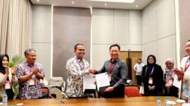 Ketua Program Studi (Prodi) Magister Biomedik FK UNISSULA, Dr. dr. Eko Setiawan, Sp.B ,. FINANCS (kiri pakai batik) serah terima berkas MoU dengan Ketua PERDESTI Pusat, dr. Hendry Hartono, M.Kes (Est) (hitam) di gedung pertemuan Dyandra Convention Center Surabaya, Sabtu (30/8/2025). (MOH. IQBALUL KHAVEI MZ / KLIKMADURA)