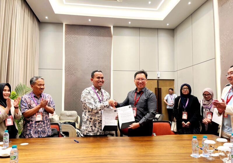 Ketua Program Studi (Prodi) Magister Biomedik FK UNISSULA, Dr. dr. Eko Setiawan, Sp.B ,. FINANCS (kiri pakai batik) serah terima berkas MoU dengan Ketua PERDESTI Pusat, dr. Hendry Hartono, M.Kes (Est) (hitam) di gedung pertemuan Dyandra Convention Center Surabaya, Sabtu (30/8/2025). (MOH. IQBALUL KHAVEI MZ / KLIKMADURA)
