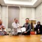 Ketua Program Studi (Prodi) Magister Biomedik FK UNISSULA, Dr. dr. Eko Setiawan, Sp.B ,. FINANCS (kiri pakai batik) serah terima berkas MoU dengan Ketua PERDESTI Pusat, dr. Hendry Hartono, M.Kes (Est) (hitam) di gedung pertemuan Dyandra Convention Center Surabaya, Sabtu (30/8/2025). (MOH. IQBALUL KHAVEI MZ / KLIKMADURA)