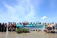 Tim dari Perkumpulan alumni beasiswa Korea International Cooperation Agency (KOICA) foto bersama masyarakat dan peserta penanaman 10 ribu mangrove di Pelabuhan Cangkarman, Desa Aengbaja Kenek, Kecamatan Bluto, Kabupaten Sumenep. (ISTIMEWA)