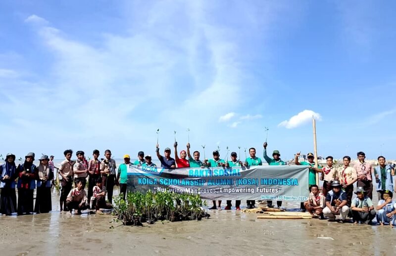 Tim dari Perkumpulan alumni beasiswa Korea International Cooperation Agency (KOICA) foto bersama masyarakat dan peserta penanaman 10 ribu mangrove di Pelabuhan Cangkarman, Desa Aengbaja Kenek, Kecamatan Bluto, Kabupaten Sumenep. (ISTIMEWA)
