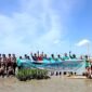 Tim dari Perkumpulan alumni beasiswa Korea International Cooperation Agency (KOICA) foto bersama masyarakat dan peserta penanaman 10 ribu mangrove di Pelabuhan Cangkarman, Desa Aengbaja Kenek, Kecamatan Bluto, Kabupaten Sumenep. (ISTIMEWA)
