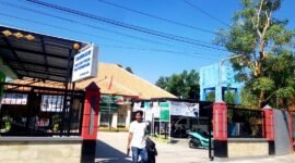 JADI TARGET IMUNISASI ORI: Warga keluar dari Puskesmas Kowel Pamekasan. (LAILIYATUN NURIYAH/KLIK MADURA).