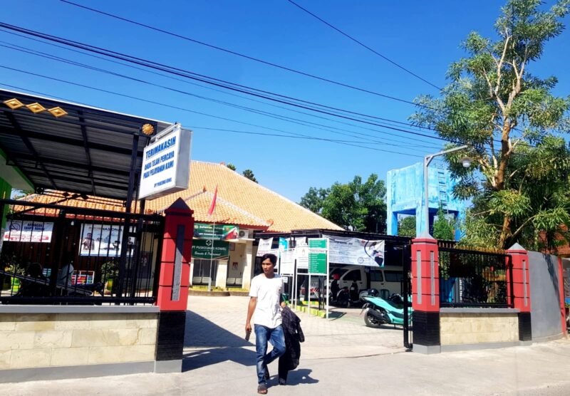 JADI TARGET IMUNISASI ORI: Warga keluar dari Puskesmas Kowel Pamekasan. (LAILIYATUN NURIYAH/KLIK MADURA).