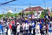 BENTROK: Mahasiswa dan polisi terlibat aksi saling dorong di depan Mapolres Sampang, Minggu (31/8/2025). (IBNU ANSORI/KLIK MADURA).