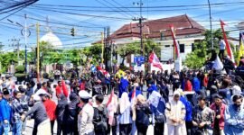 BENTROK: Mahasiswa dan polisi terlibat aksi saling dorong di depan Mapolres Sampang, Minggu (31/8/2025). (IBNU ANSORI/KLIK MADURA).
