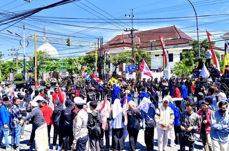 BENTROK: Mahasiswa dan polisi terlibat aksi saling dorong di depan Mapolres Sampang, Minggu (31/8/2025). (IBNU ANSORI/KLIK MADURA).