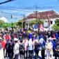 BENTROK: Mahasiswa dan polisi terlibat aksi saling dorong di depan Mapolres Sampang, Minggu (31/8/2025). (IBNU ANSORI/KLIK MADURA).