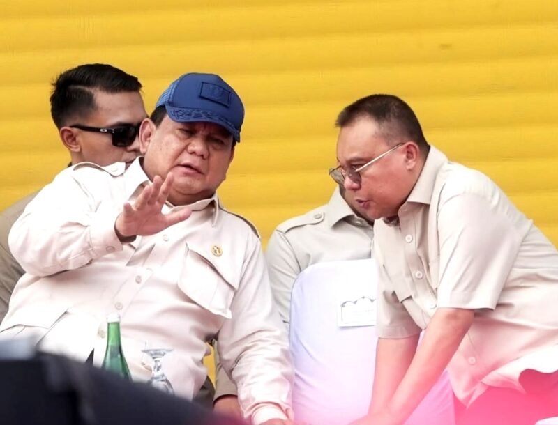 Wakil Ketua DPR RI Sufmi Dasco Ahmad berbincang dengan Presiden Prabowo Subianto. (IG @sufmi_dasco)