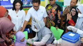 Menkes Budi Gunadi Sadikin didampingi Bupati Sumenep Achmad Fauzi Wongsojudo saat meninjau proses imunisasi. (PROKOPIM SUMENEP)