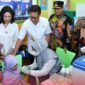 Menkes Budi Gunadi Sadikin didampingi Bupati Sumenep Achmad Fauzi Wongsojudo saat meninjau proses imunisasi. (PROKOPIM SUMENEP)