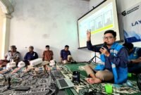 Manajer PLN ULP Kamal, Doni Syeh Abu Bakar saat menyampaikan sosialisasi tentang peremajaan KWh meter di Desa Baipajung, Kecamatan Tanah Merah, Bangkalan. (DOK. KLIKMADURA)