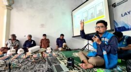 Manajer PLN ULP Kamal, Doni Syeh Abu Bakar saat menyampaikan sosialisasi tentang peremajaan KWh meter di Desa Baipajung, Kecamatan Tanah Merah, Bangkalan. (DOK. KLIKMADURA)