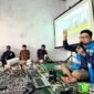 Manajer PLN ULP Kamal, Doni Syeh Abu Bakar saat menyampaikan sosialisasi tentang peremajaan KWh meter di Desa Baipajung, Kecamatan Tanah Merah, Bangkalan. (DOK. KLIKMADURA)