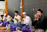 Pimpinan Majelis Sholawat Tangga Seribu, Andi Ali Syahbana berdoa bersama para jemaah. (MOH. IQBALUL KHAVEI MZ / KLIKMADURA)