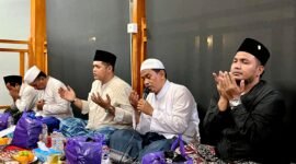 Pimpinan Majelis Sholawat Tangga Seribu, Andi Ali Syahbana berdoa bersama para jemaah. (MOH. IQBALUL KHAVEI MZ / KLIKMADURA)