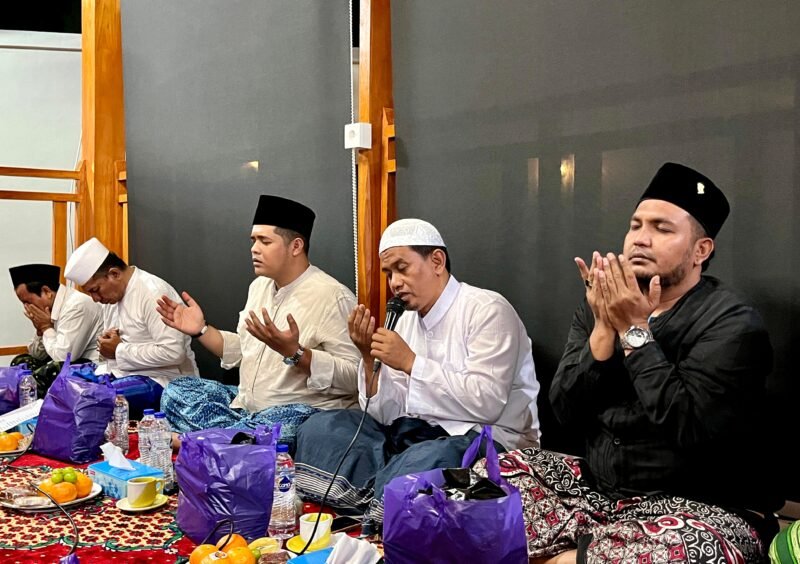 Pimpinan Majelis Sholawat Tangga Seribu, Andi Ali Syahbana berdoa bersama para jemaah. (MOH. IQBALUL KHAVEI MZ / KLIKMADURA)