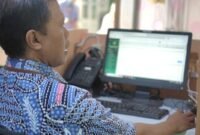 Petugas menunjukkan Sistem Rujukan Terintegrasi (Sisrute), aplikasi resmi dari Kementerian Kesehatan (Kemenkes) RI. (LAILIYATUN NURIYAH / KLIKMADURA)