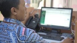 Petugas menunjukkan Sistem Rujukan Terintegrasi (Sisrute), aplikasi resmi dari Kementerian Kesehatan (Kemenkes) RI. (LAILIYATUN NURIYAH / KLIKMADURA)