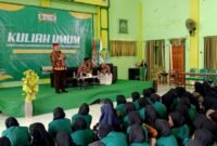 Camat Pamekasan, Dr. Rahmad Kurniadi Suroso, S.Sos., M.Si didampingi Rektor UIM Ahmad Asir saat mengisi kuliah tamu. (ILHAM MAULIDI / KLIKMADURA)