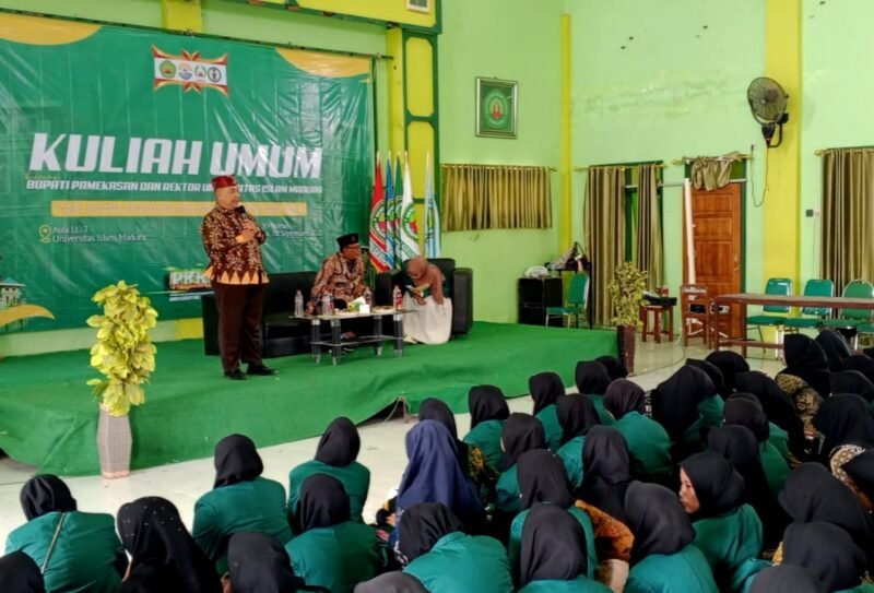 Camat Pamekasan, Dr. Rahmad Kurniadi Suroso, S.Sos., M.Si didampingi Rektor UIM Ahmad Asir saat mengisi kuliah tamu. (ILHAM MAULIDI / KLIKMADURA)