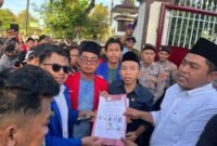 Ketua DPRD Pamekasan, Ali Masykur didampingi pimpinan dewan lainnya menyerahkan berkas berisi tuntutan mahasiswa yang ditandatangani. (MOH. IQBALUL KHAVEI MZ / KLIKMADURA)