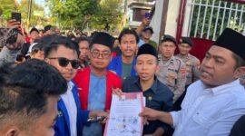 Ketua DPRD Pamekasan, Ali Masykur didampingi pimpinan dewan lainnya menyerahkan berkas berisi tuntutan mahasiswa yang ditandatangani. (MOH. IQBALUL KHAVEI MZ / KLIKMADURA)